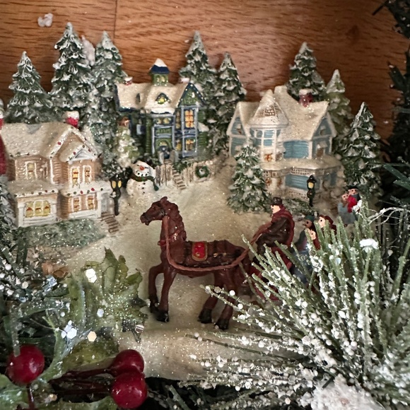 Victorian Themed Christmas Lights and Musical Artificial Wreath - Picture 9 of 16